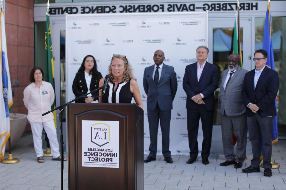 Paula Mitchell, director of the 洛杉矶 Innocence Project at Cal State LA, speaks during a news conference on Aug. 19